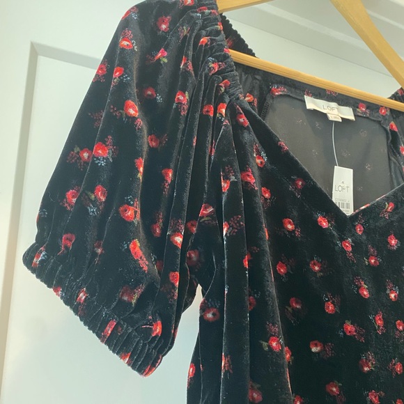 NWT New LOFT Floral Velvet Puff Sleeve Top Size Small - Picture 4 of 8